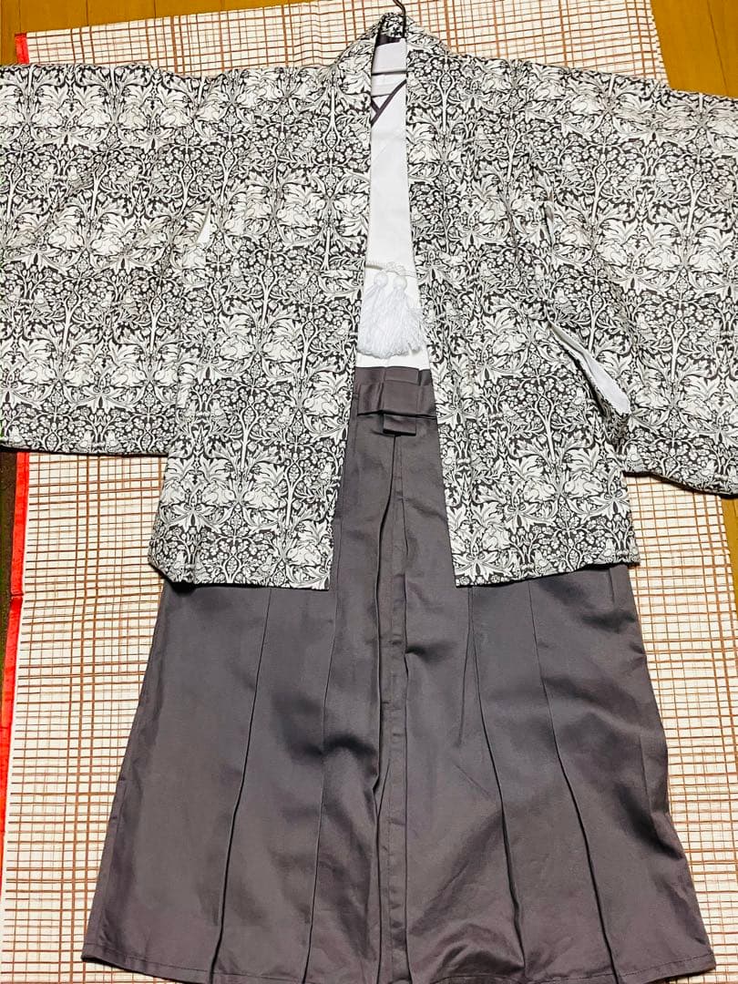 ブラザーラビット　羽織袴3点セット+小物付き　卒園式　七五三5歳110cm 七五三 男の子 着物 袴 フルセット 黒紋付 着付け小物付 簡易袴 卒園式