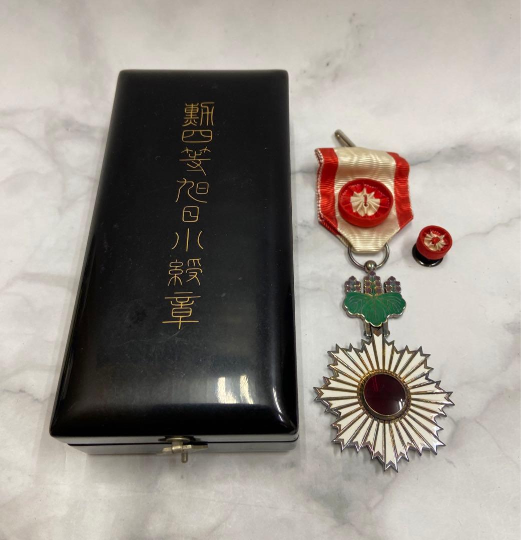 勲章 勲四等旭日小綬章 勲四等旭日小綬章 戦時中銀文字共箱型 共箱 略綬付 勲章 記章 記念章