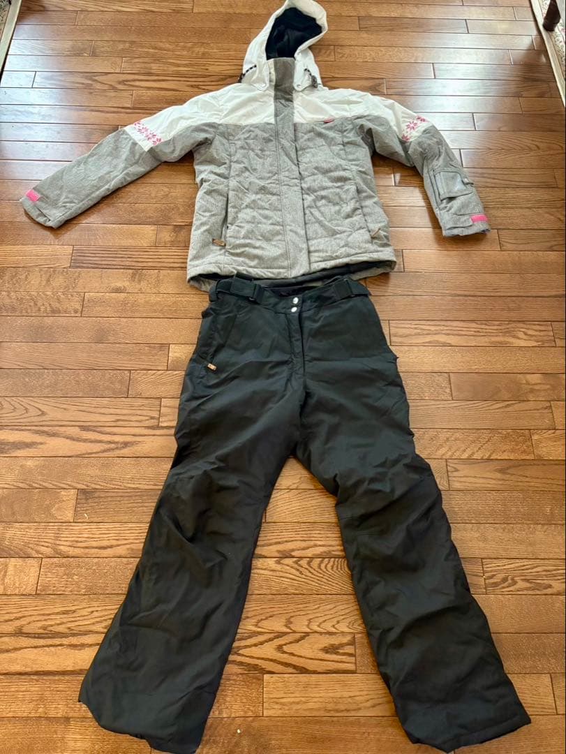 ONYONEスキーウエア(レディース)Lサイズ【スキーグローブ付き】 オンヨネ（ONYONE） レディース スキー ウェア上下セット LADIEs SKI