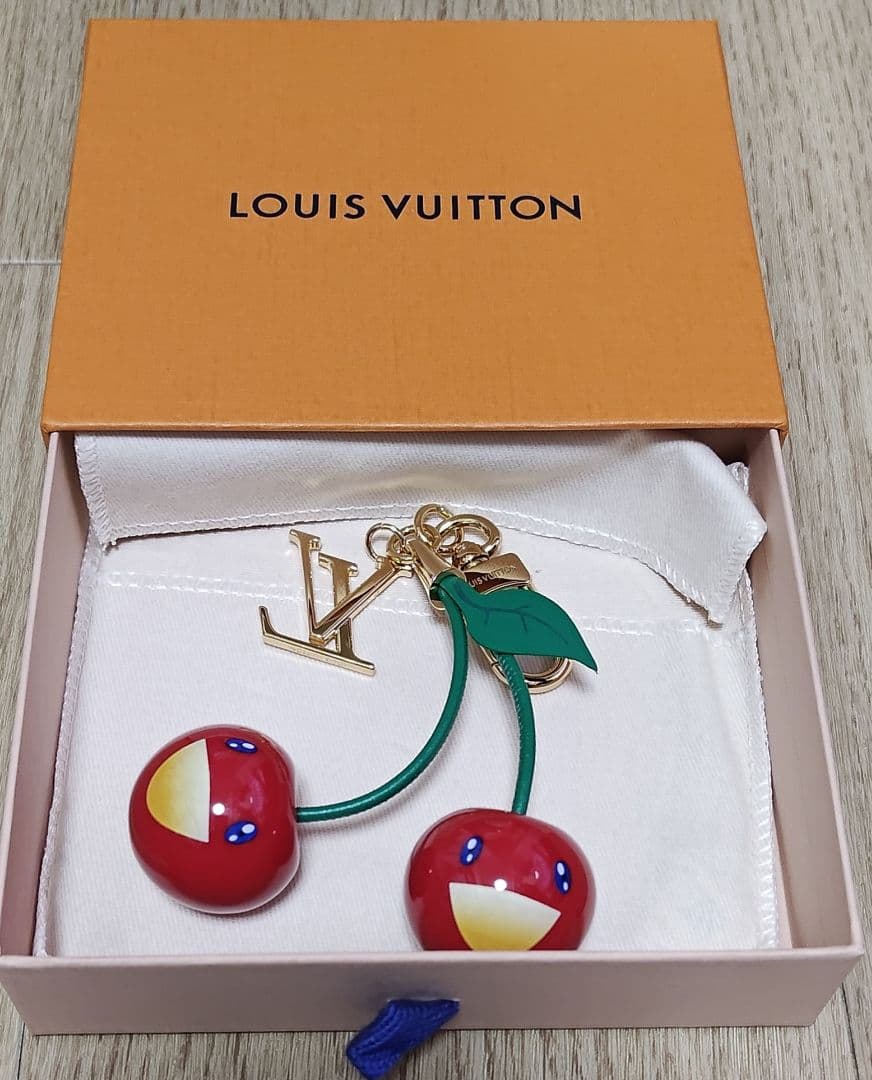 新品完売品　LV × TM バッグチャーム・チェリー　ルイヴィトン　村上隆 天白】ルイヴィトン LV×TM バッグチャーム・チェリー MO2476 村上隆