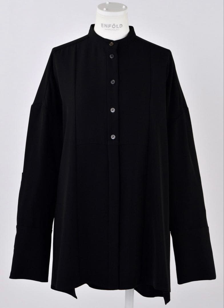 エンフォルド　ポリエステルノーカラーブラウス　黒 エンフォルド ポリエステルノーカラーブラウス 黒