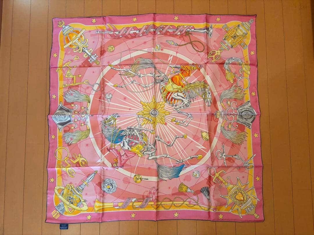 極美品✨HERMESエルメス　スカーフ HERMES（エルメス） スカーフ カレ90 『HELLO DOLLY(人形柄)』 シルク