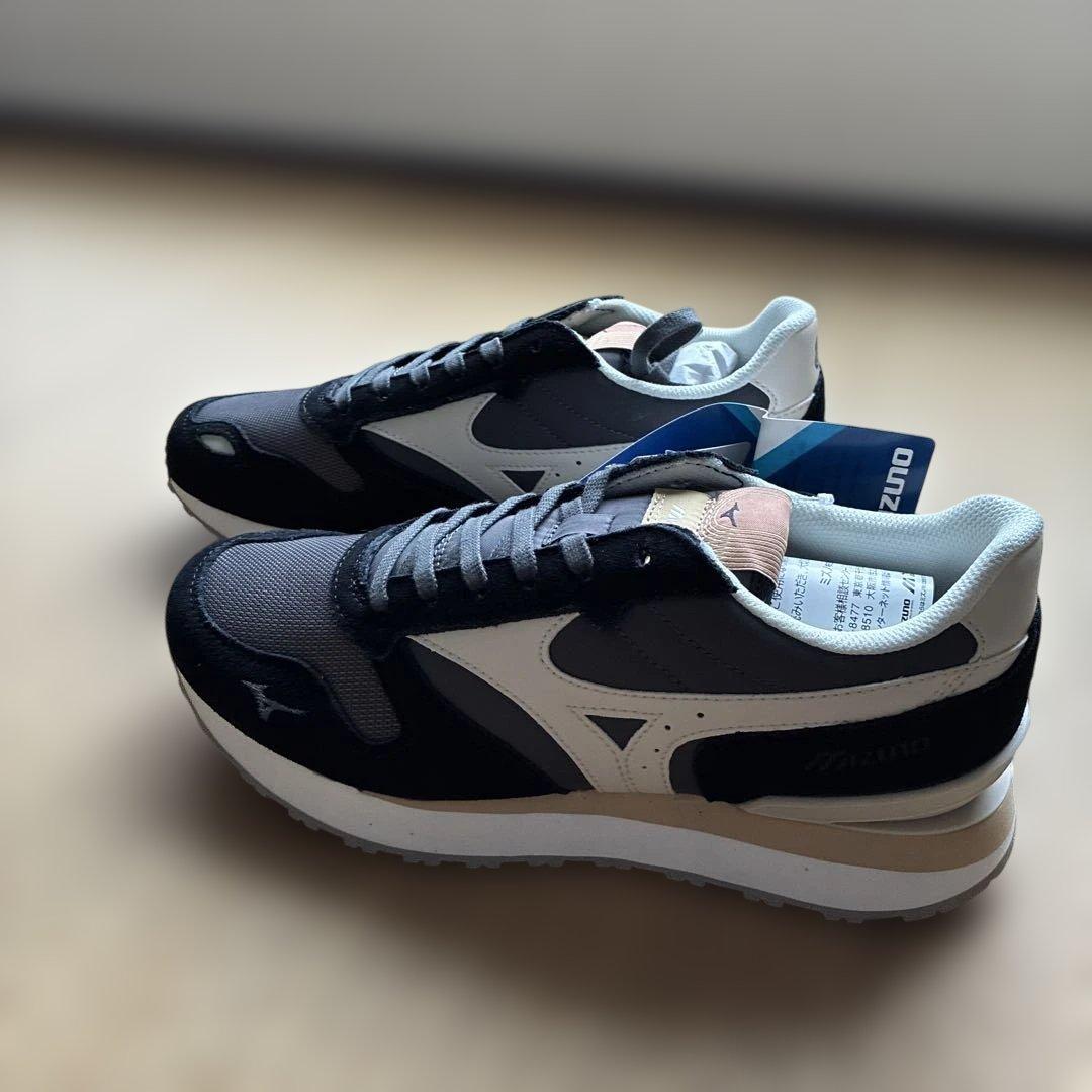 【新品未使用】名古屋グランパス2025 MIZUNO RB87 スニーカー スニーカー MIZUNO RB87 ダークグレー×オフホワイト×ブラック D1GA2352