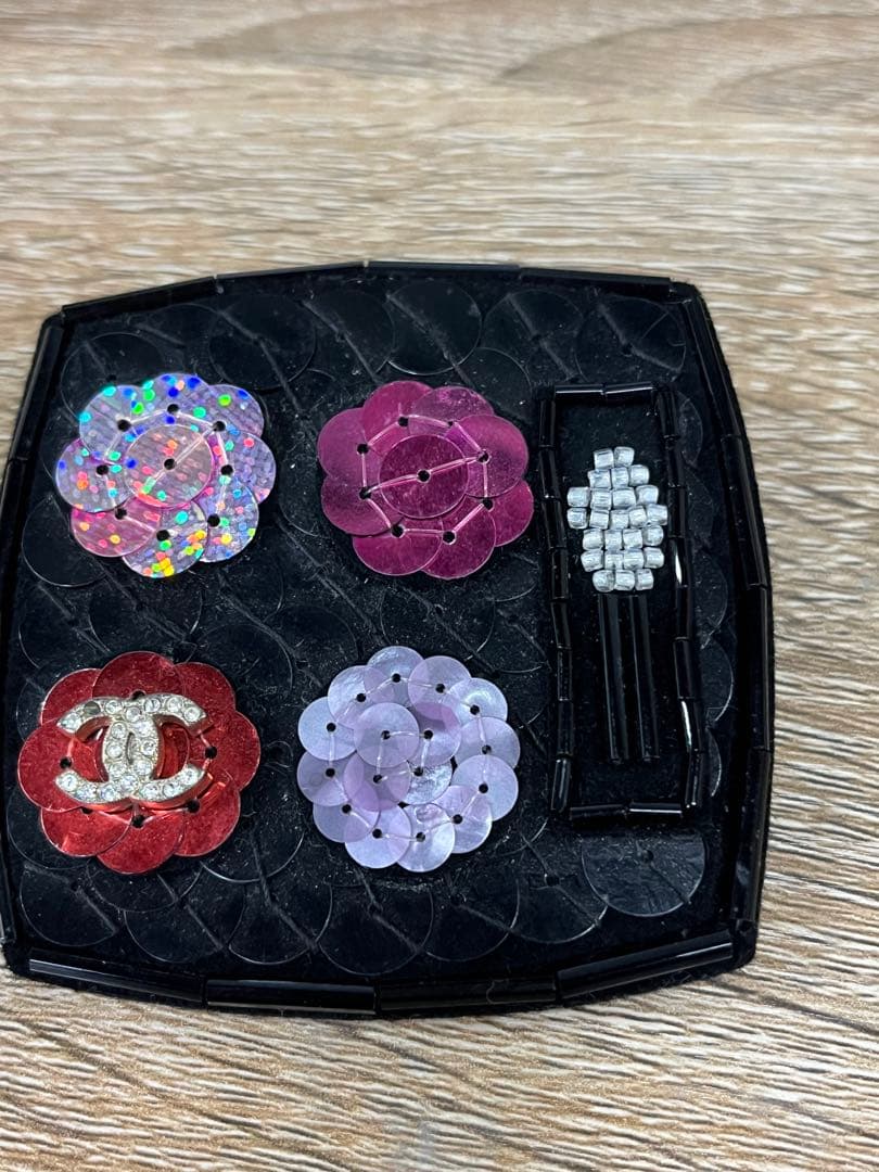 A*e様 シャネル ココマーク04A ブローチ GP×プラスチック×ラインストー シャネル CHANEL 04A 2004 ココマーク ラインストーン クリア ブローチ