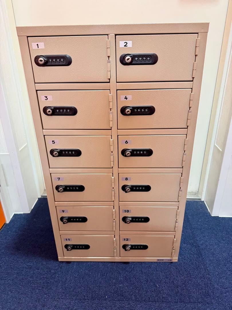【美品】スチール製12扉ダイヤル式ロッカー 6段2列 グレー ベージュ ロッカー 貴重品ロッカー おしゃれ 12人用 完成品 ダイヤル錠 選べる