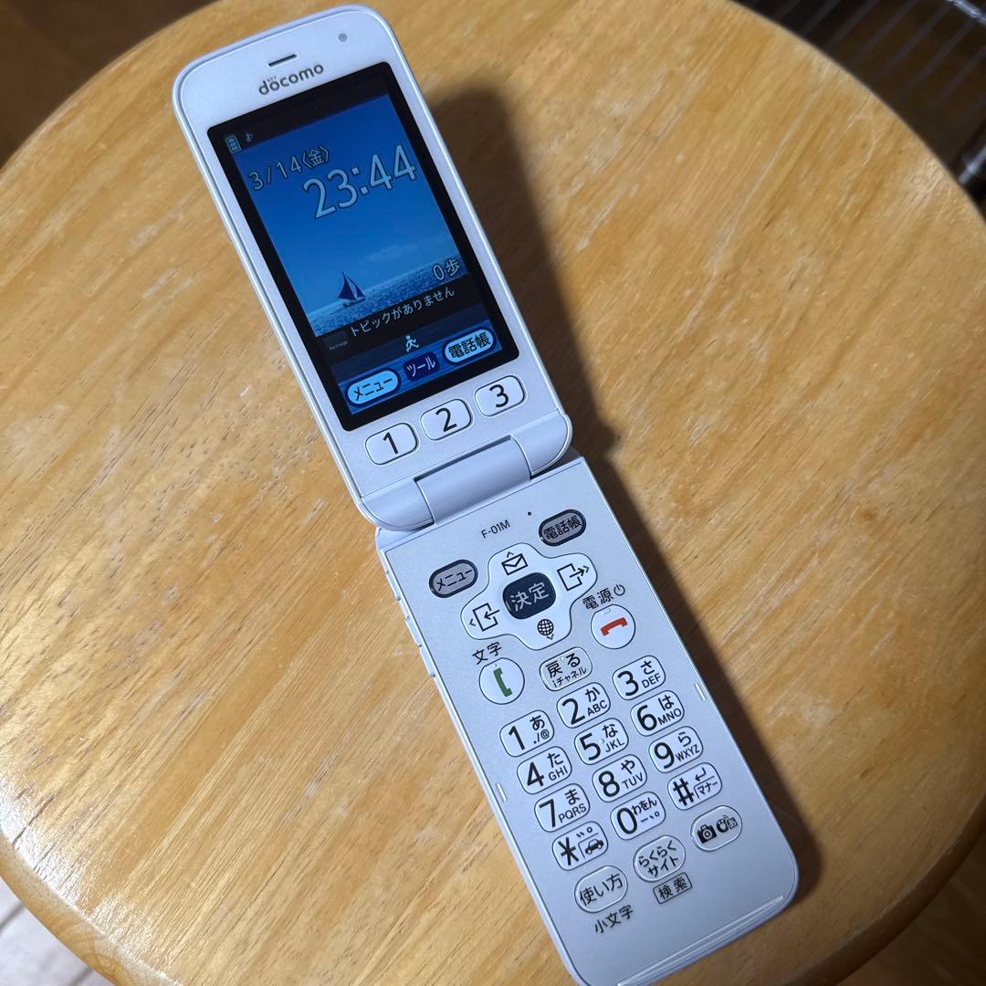 docomo F-01M ホワイト 折りたたみ式 シニア世代におすすめ！ ドコモの「らくらくホン F-01M」の特徴や便利