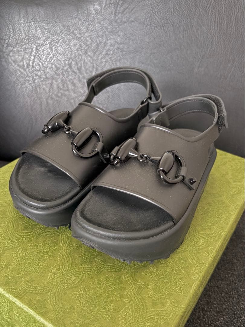GUCCI ブラック 厚底サンダル GUCCI（グッチ） トングサンダル 746334 JFM00 レディース ラバー ロゴ