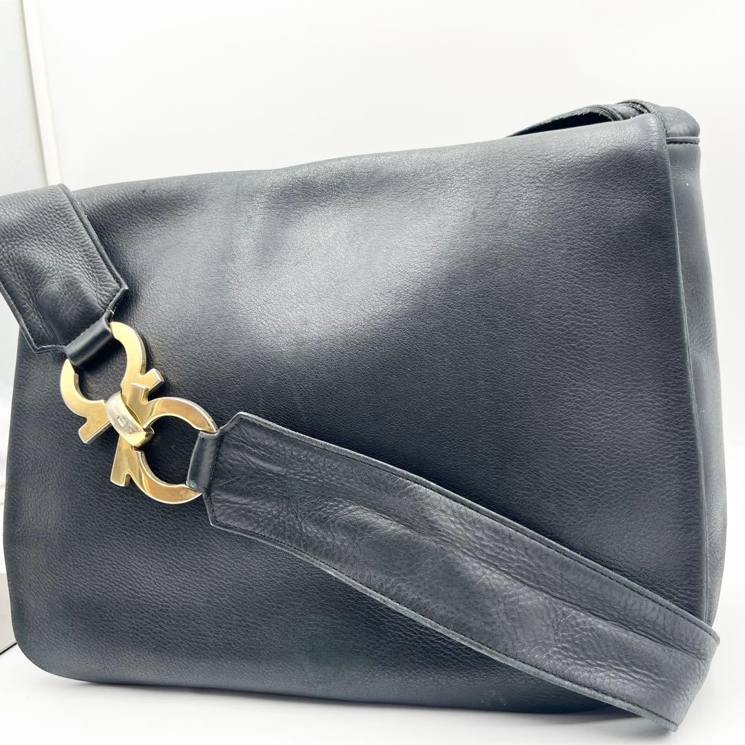 希少 フェラガモ ショルダーバッグ ガンチーニ 斜め掛け レザー メッセンジャー FERRAGAMO（フェラガモ） バッグ ショルダーバッグ ガンチーニ クロス