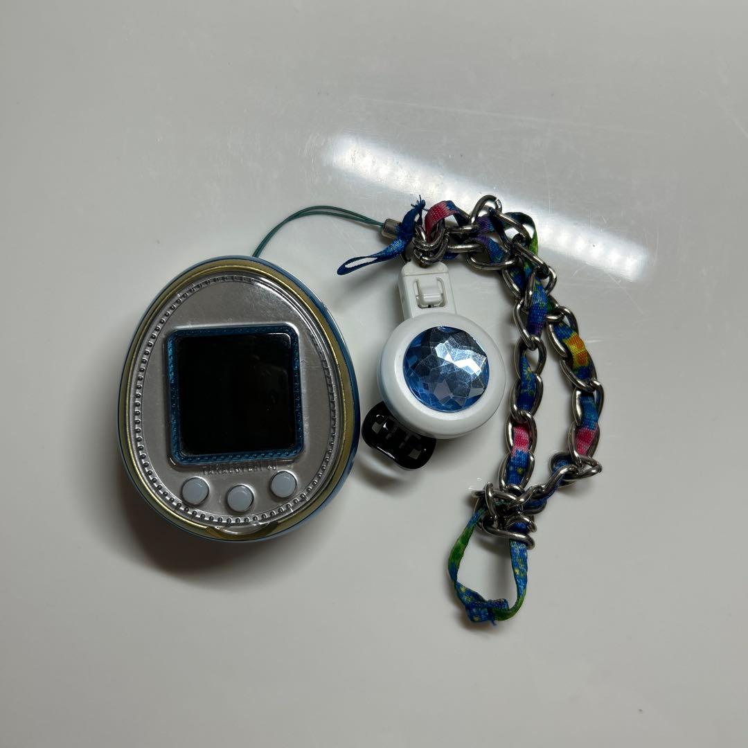 たまごっち4U BLUE チェーン付き Amazon | TAMAGOTCHI 4U BLUE (たまごっち 4U ブルー) | ハンドヘルド