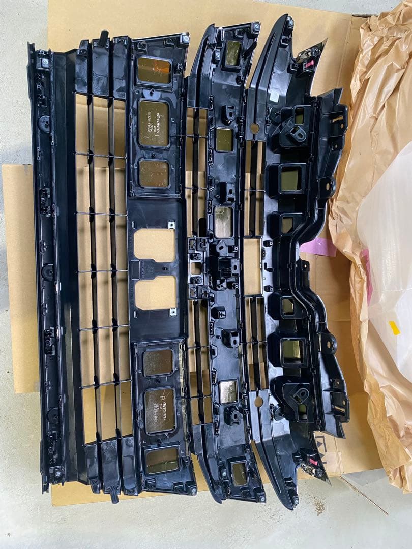 トヨタ ノア 90系 純正フロントグリル 新車外し - メルカリ