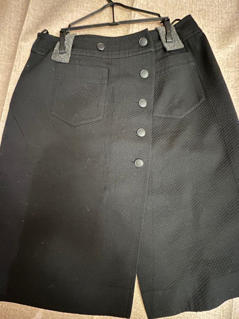 CHANEL ブラック タイトスカート CHANEL（シャネル） 金ボタン ツイード ひざ丈 スカート 38 黒