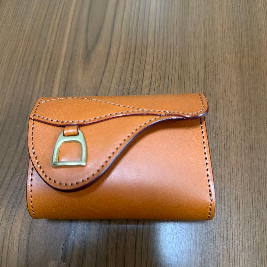鞄のいたがき　栃木レザー 鞍 コンパクト財布 三つ折りウォレット 鞍 ハンディウォレット｜ミニ財布｜鞄いたがき（ITAGAKI）