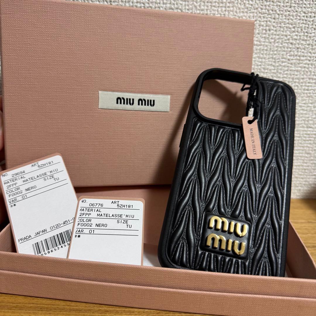 MIU MIU Iphone15proケース　黒 miumiu iphone16/16proケース 15 革 ミュウミュウ iphone14pro/14pro