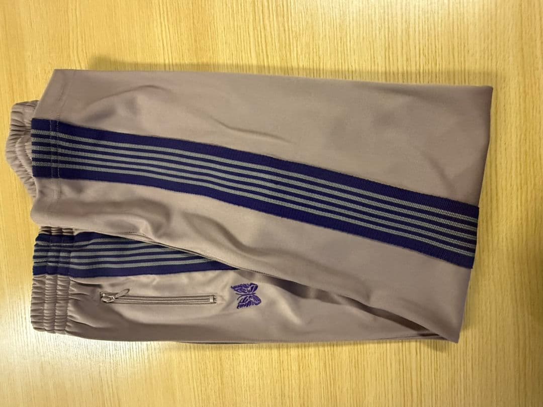 ニードルス　ベージュ ネイビーストライプ パンツ ニードルズ“蝶の刺繍入り”トラックパンツがストライプ柄に