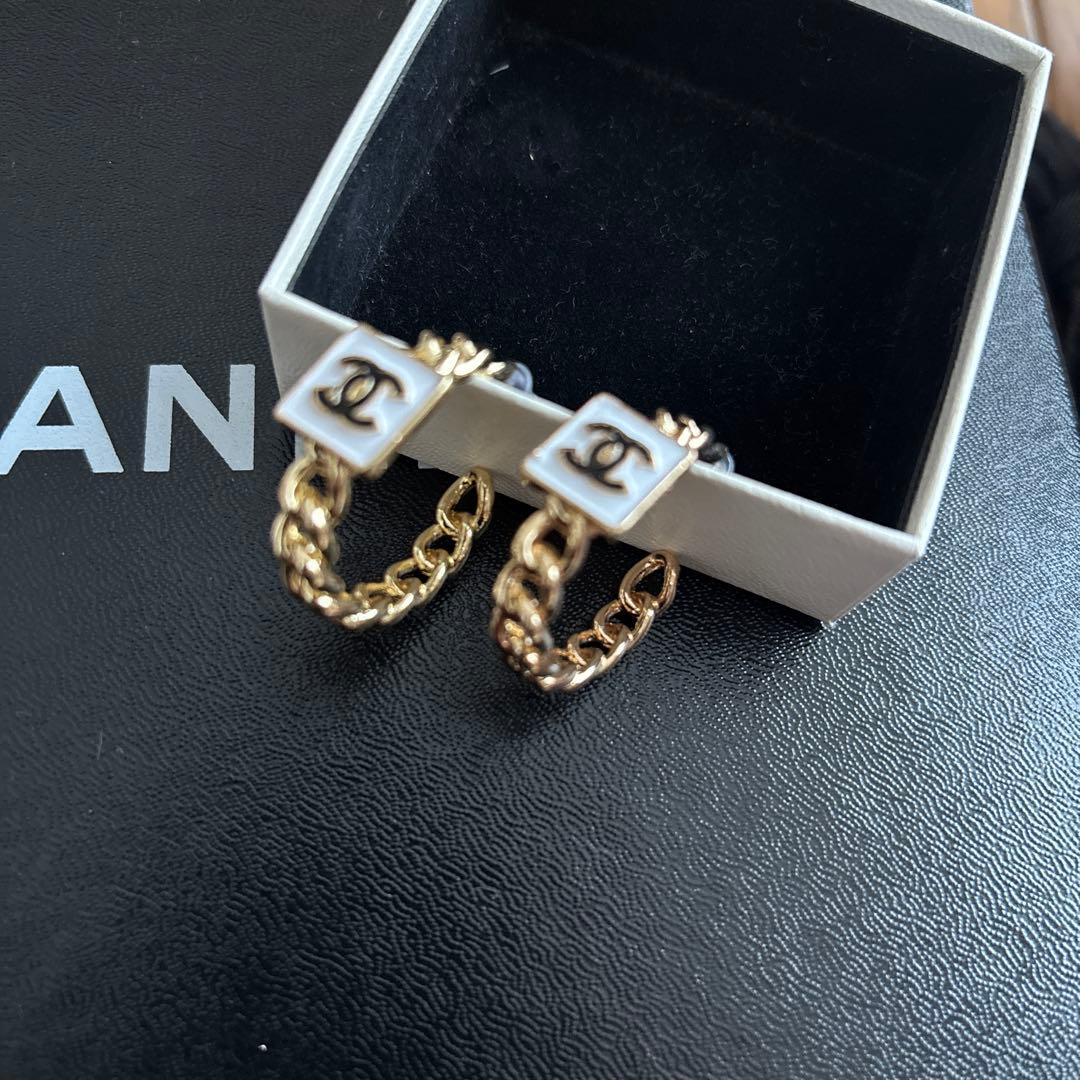 CHANELシャネルノベルティピアス - メルカリ