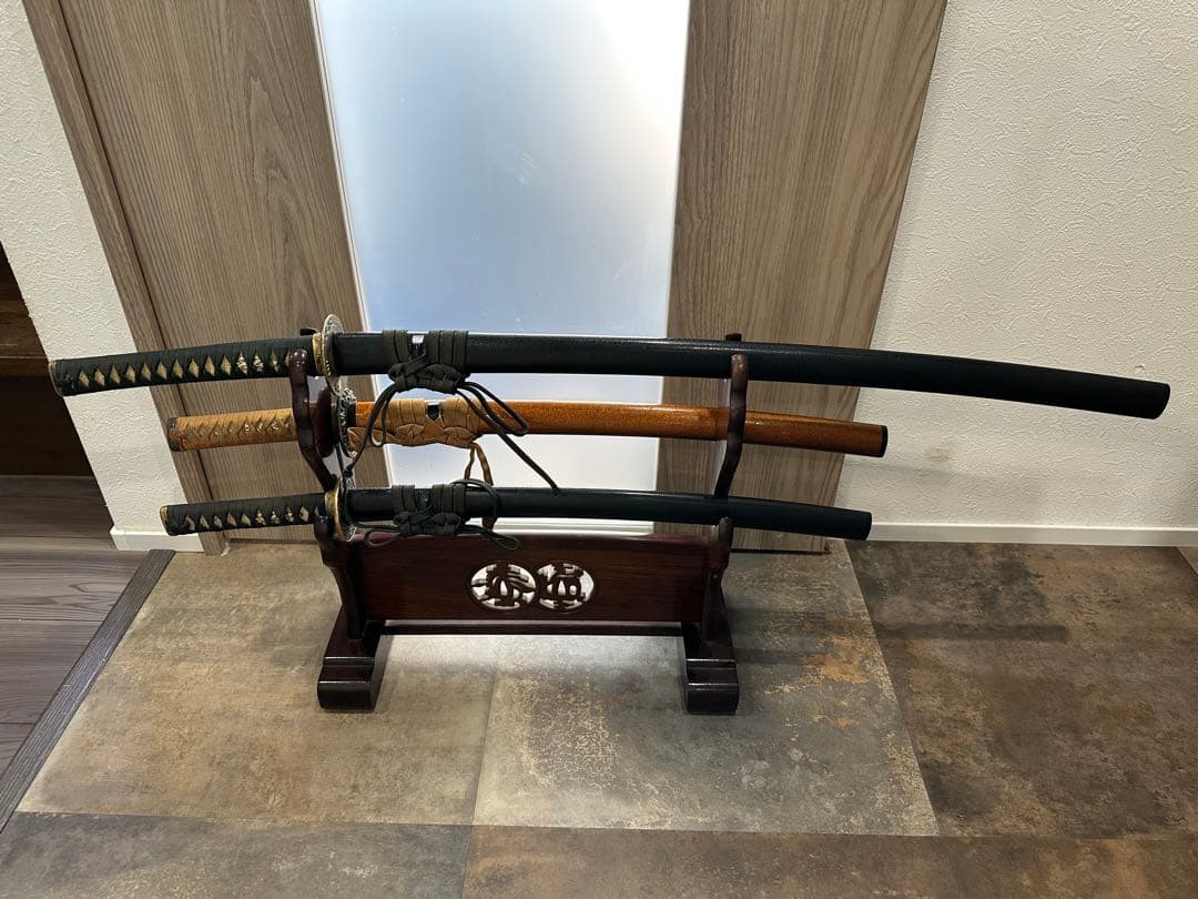 模造刀 3本セット（刀掛け付き） 楽天市場】模造刀 美術刀 ミニミニ竜3点セット (黒) 刀掛台付・刀身竜