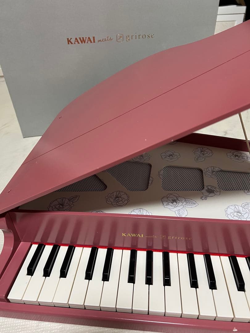 KAWAI meets grirose ミニピアノ 32鍵盤 ドリームピンク KAWAI meets grirose】心躍るニュアンシーなカラバリのミニグランド