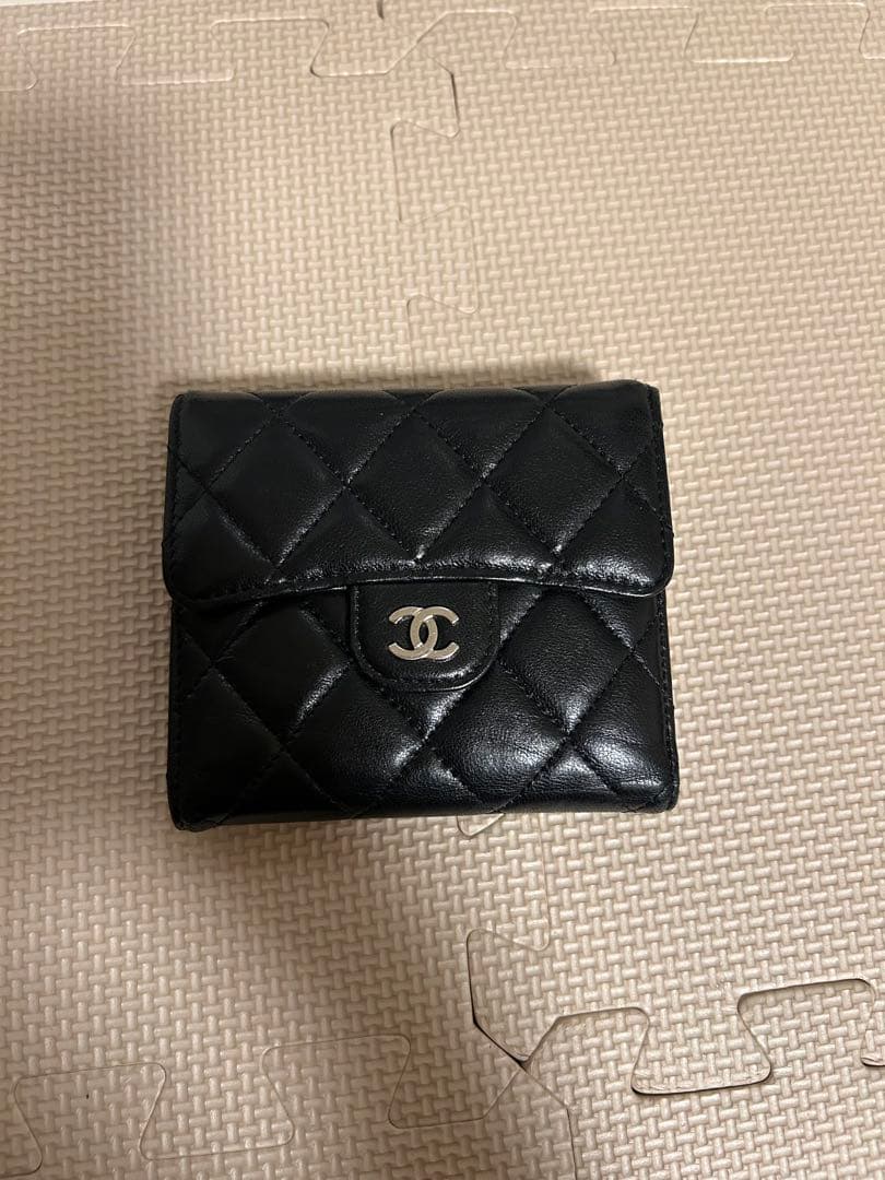 シャネル　二つ折り財布　クラシック　ラムスキン CHANEL クラシック スモールフラップウォレット ラムレザー (CHANEL