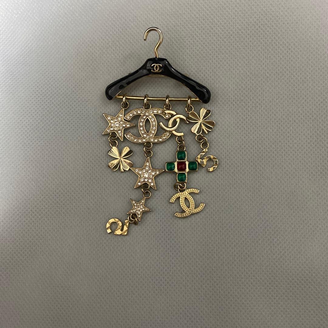 Chanel ブローチ ハンガー　2023 cruise Our Look at Chanel Cruise '23 from Miami - PurseBlog