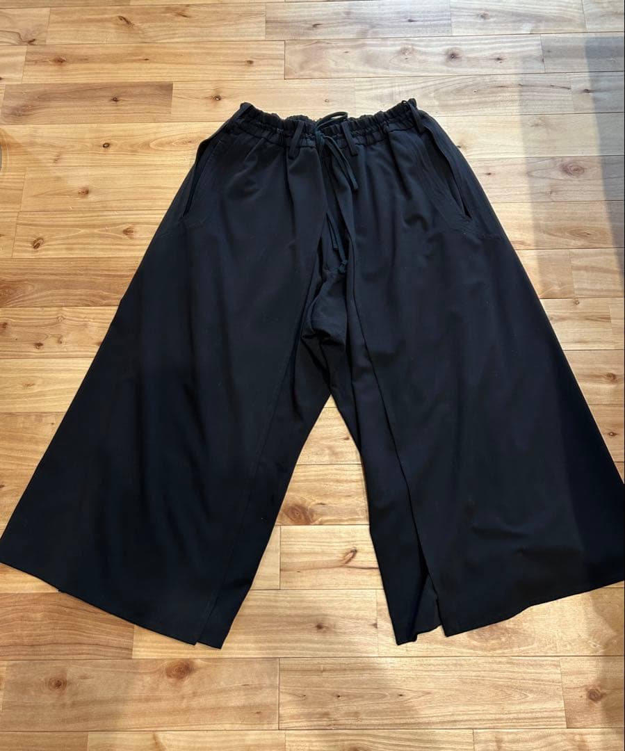 S’YTE ヨウジヤマモト　ラップタイプガウチョパンツ(ユニセックス) STAFF STYLING｜THE SHOP YOHJI YAMAMOTO