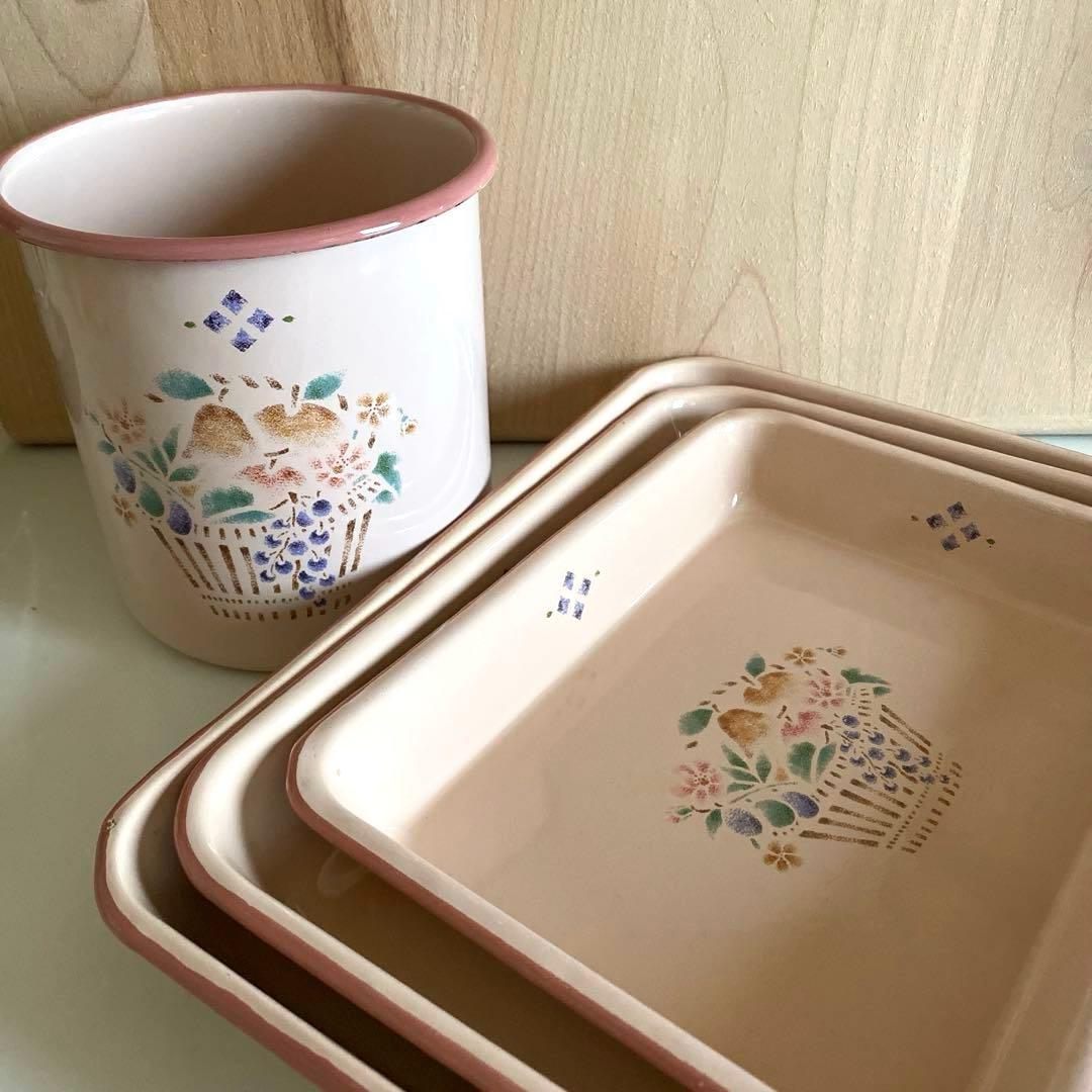 Manyマニープロヴァンスホーローキャニスター+ホーローバット大中小の4点セット Manyマニープロヴァンスホーローキャニスター+ホーローバット大中小の4