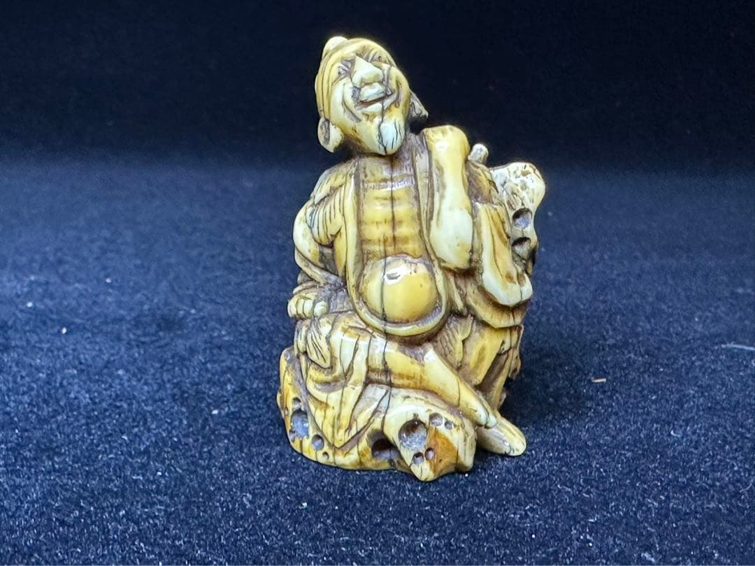極上　根付　海象　セイウチ　仙人　天然素材　彫刻 置物　細密細工　骨董 極上 根付 印籠 天然素材 アンティーク 骨董 飾り物 古美術品 置物細密