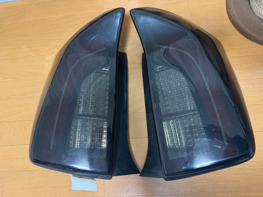激安ヴァレンティ30プリウス後期スモークLEDテールランプ❗️ 割れ無し点灯OK❗️ 激安ヴァレンティ30プリウス後期スモークLEDテールランプ❗️ 割れ無し