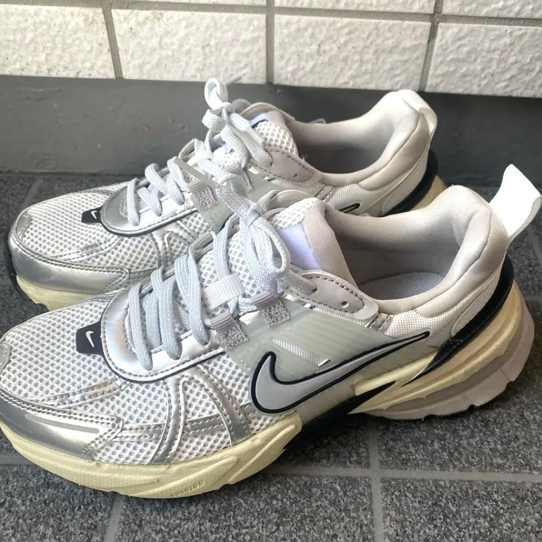 NIKE スニーカー シルバー NIKE V2K RUN 24cm 国内即発【NIKE】V2K Run シルバー サミットホワイト 大人気 (Nike
