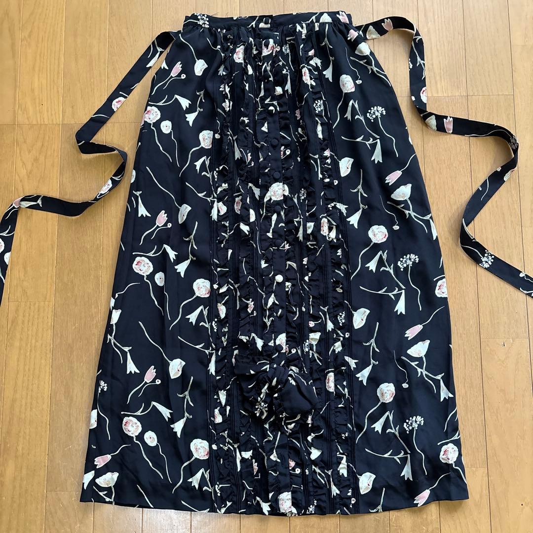 ピンクハウス ロングスカート 前ボタンピコフリル 黒地に花柄