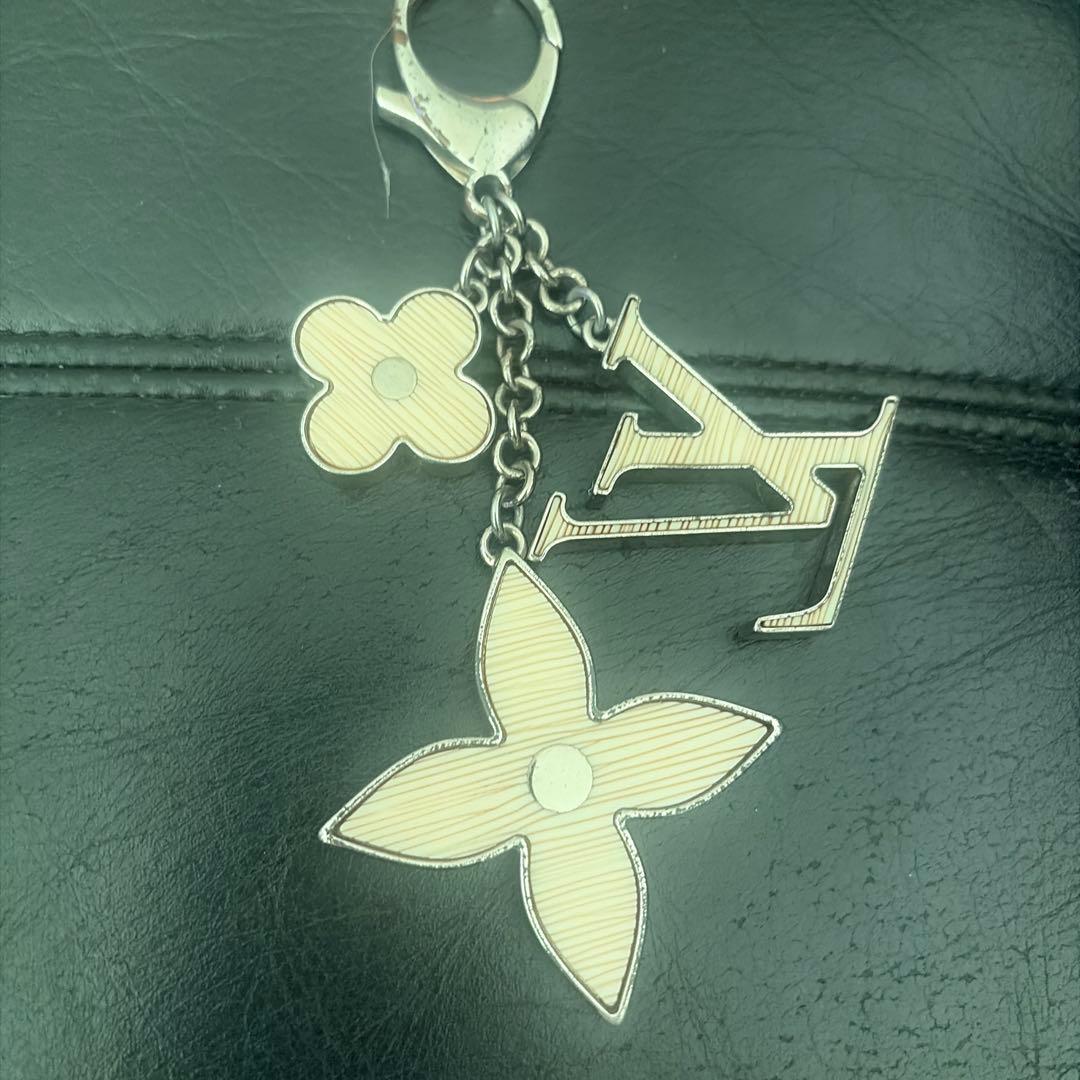 Louis Vuitton フラワーモチーフ チャーム - メルカリ