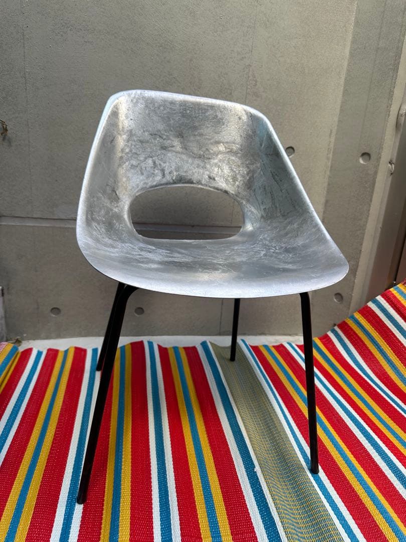 ピエールガーリッシュ チューリップチェア ピエール・ガーリッシュの《チューリップチェア》と猫。【猫と名作椅子