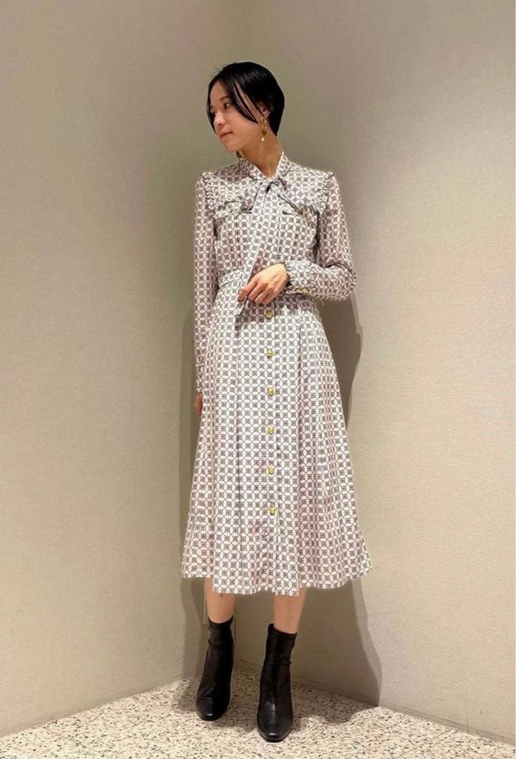 幾何学模様ボタン付きシャツワンピース emiriawiz（エミリアウィズ）の「幾何学柄シャツワンピース