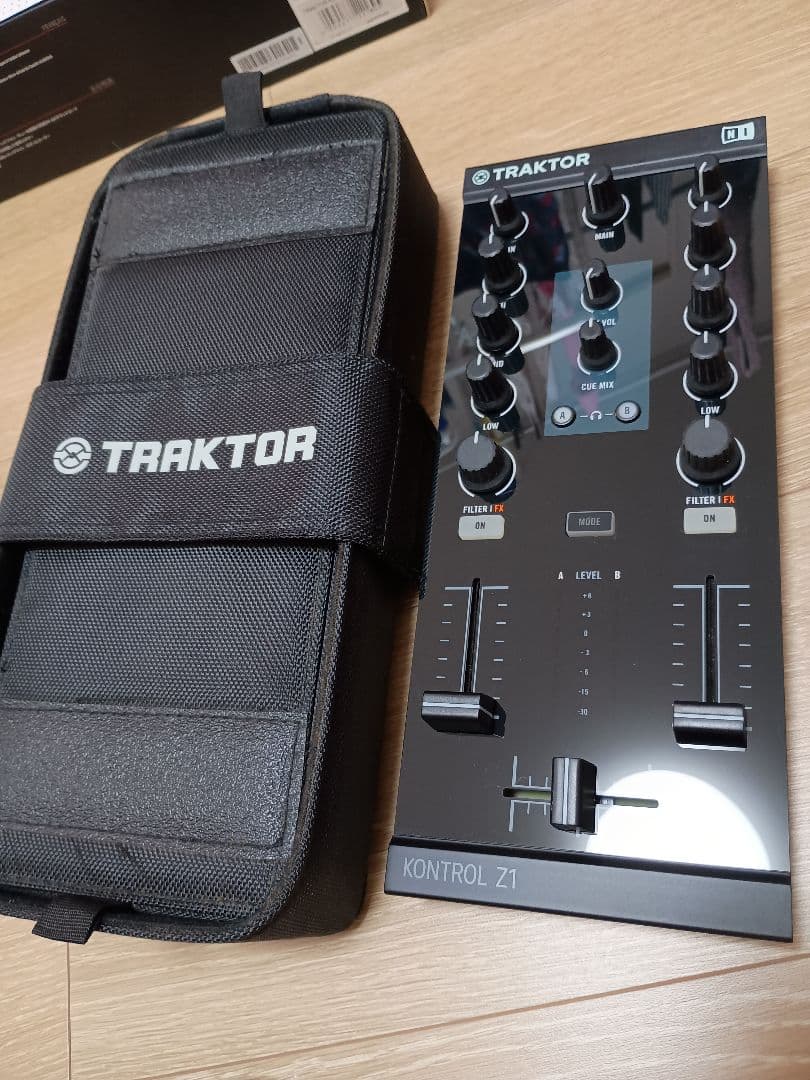 Traktor Kontrol Z1美品！純正キャリングケース付き！ Traktor Kontrol Z1美品！純正キャリングケース付き！ Traktor Kontrol