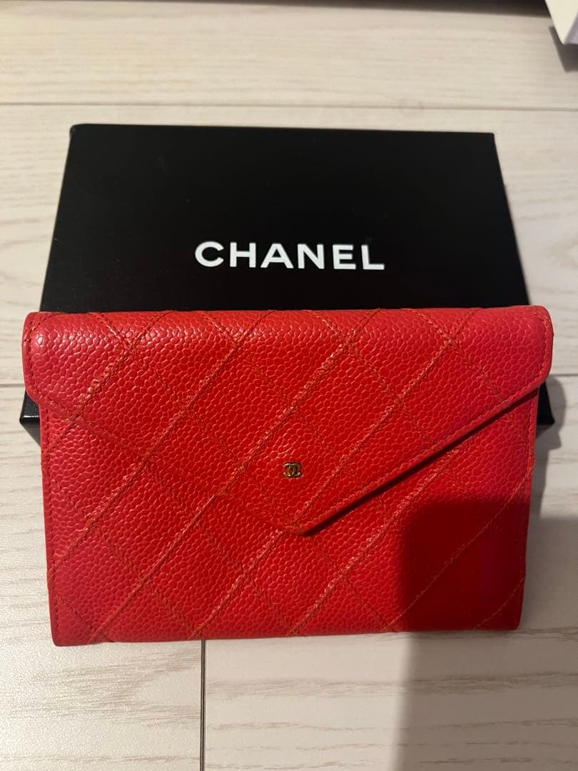 CHANEL 赤 二つ折り財布 - メルカリ