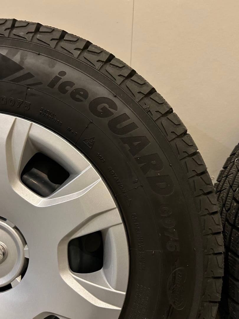 ハイエース純正スタッドレスタイヤホイール① ハイエース純正スチールホイールに溝たっぷりのスタッドレスが付いた