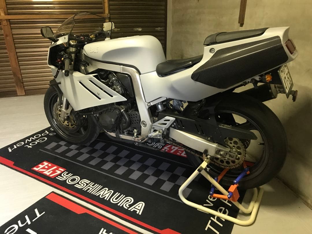 送料込 SUZUKI GSX-R400R GK76A リアカウル スズキ スズキ - GSX-R400R シートカウル 左 赤 33C スズキ 純正 中古 バイク