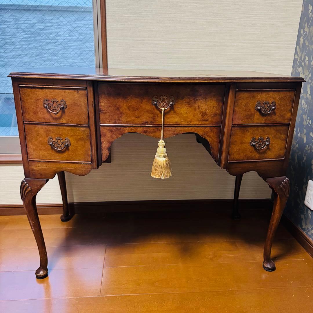 英国アンティークイギリス　サイドボード　サイドテーブル　コンソールデスク　猫脚 猫脚が美しいサイドボード、木目や透かし彫りから高級感溢れる英国