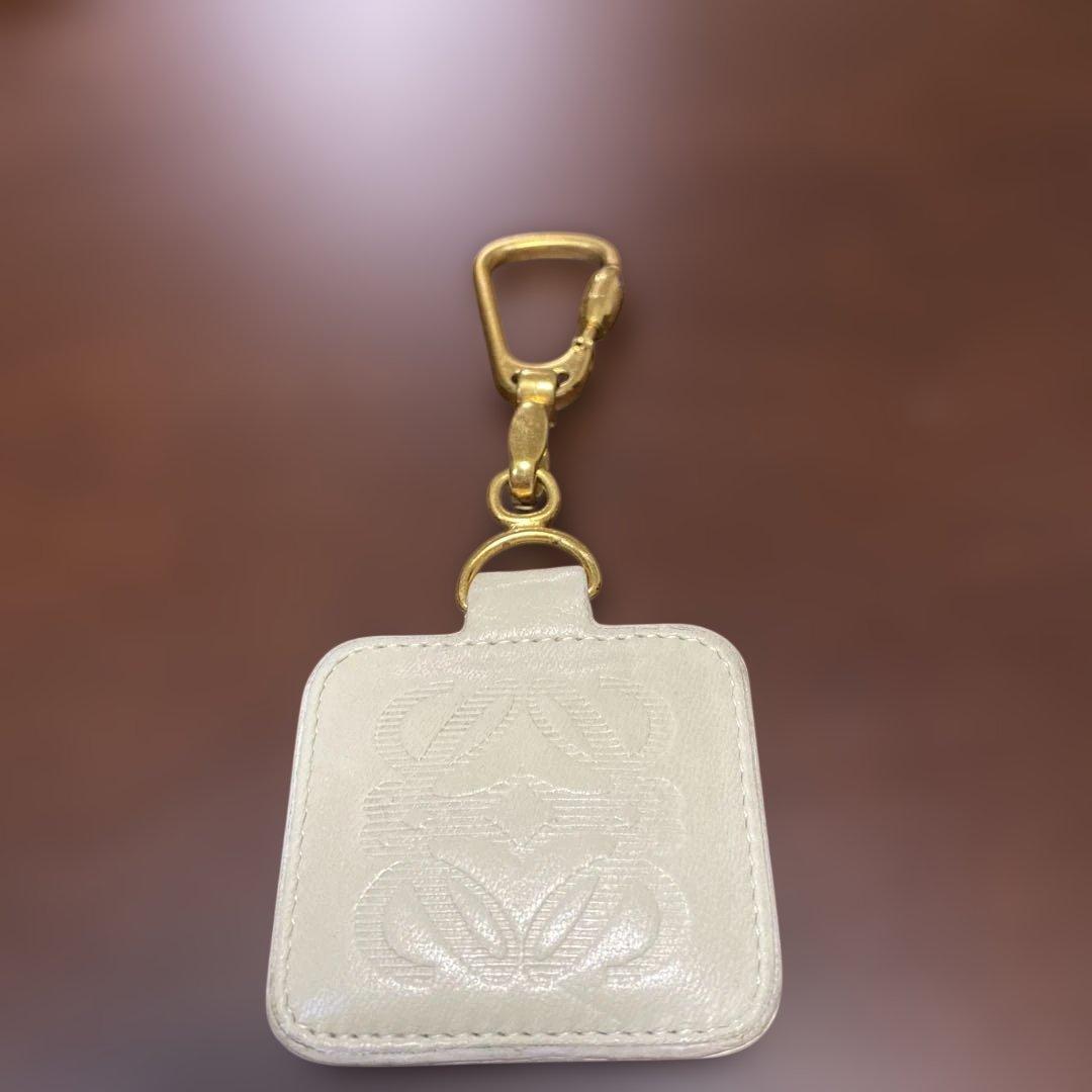 LOEWEアイボリー キーホルダー LOEWE（ロエベ） キーリング PEBBLE ペブル C621231X07 メンズ
