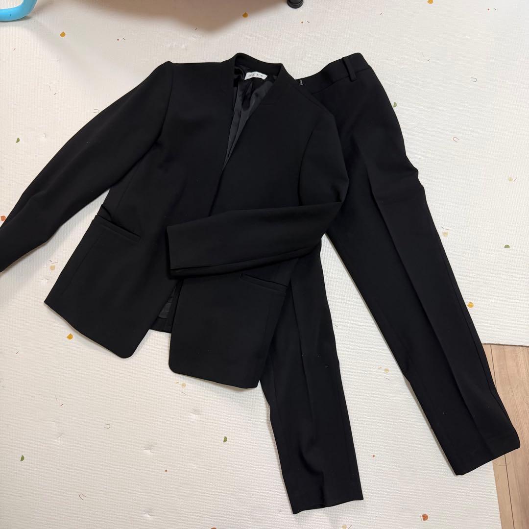 PLST ノーカラーブラックパンツスーツ 自宅で洗える】 ノーカラーパンツスーツ ブラックフォーマル 洗える