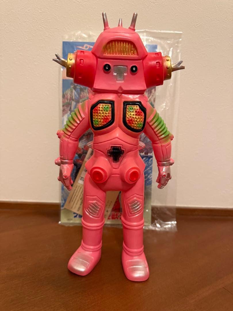 ブルマァク　特大キングジョー（ピンク）　ソフビ Amazon.co.jp: 特大 キングジョー ピンク ウルトラセブン ジャイアント