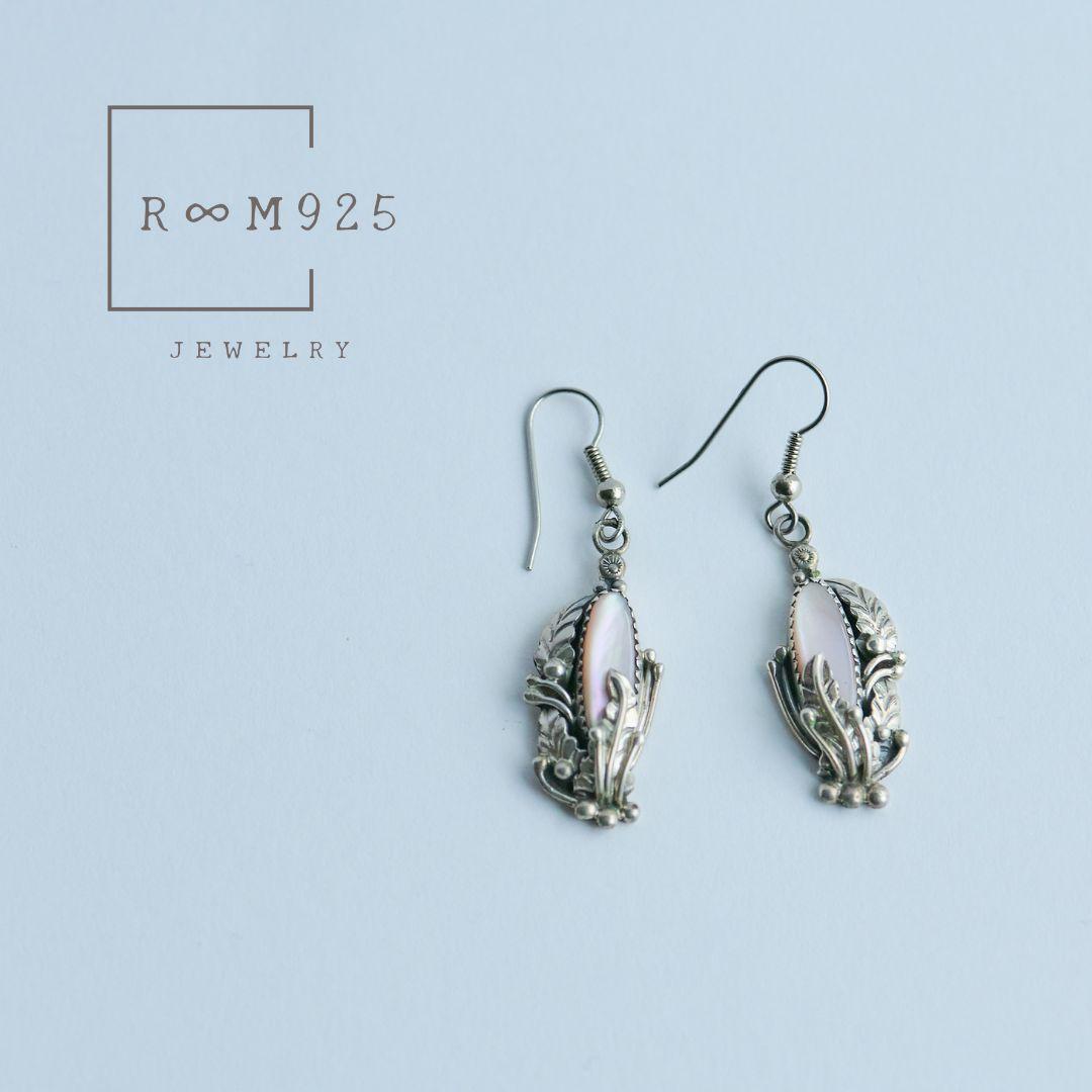 【J030】ヴィンテージ ナバホ　マザーオブパール　ピアス J030】ヴィンテージ ナバホ マザーオブパール ピアス - メルカリ