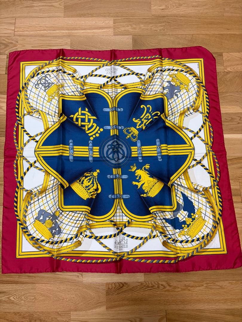 HERMES エルメス スカーフ カレ エルメスのスカーフ「カレ 90」2024年春の新作、“絡み合う馬具”や“恋の