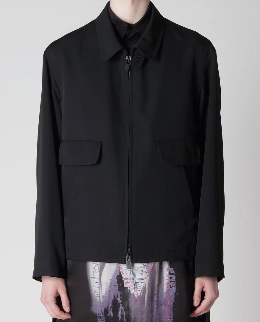 Yohji Yamamoto 24AW ウールギャバジップアップブルゾン 2 AUTUMN / WINTER 2024-25 | Yohji Yamamoto (ヨウジヤマモト) Official