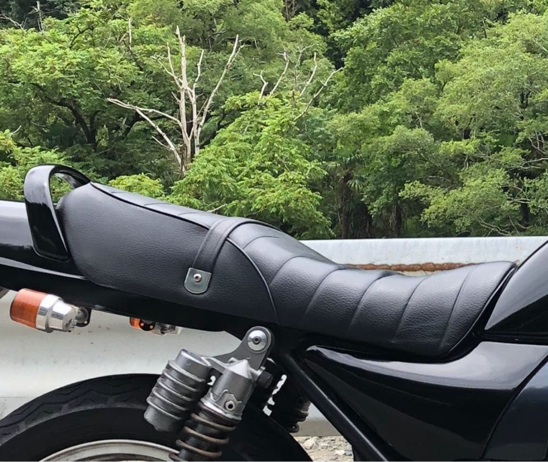 ゼファー750 純正シートベース　タックロールシート ゼファー750 アンコ抜き タックロールシート しわあり黒 中古社外