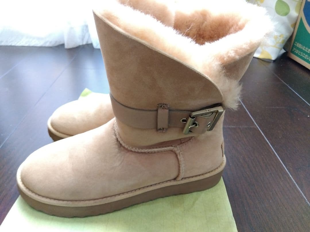 UGG ベージュ スエード ムートンブーツ バックル付き スエードとファー