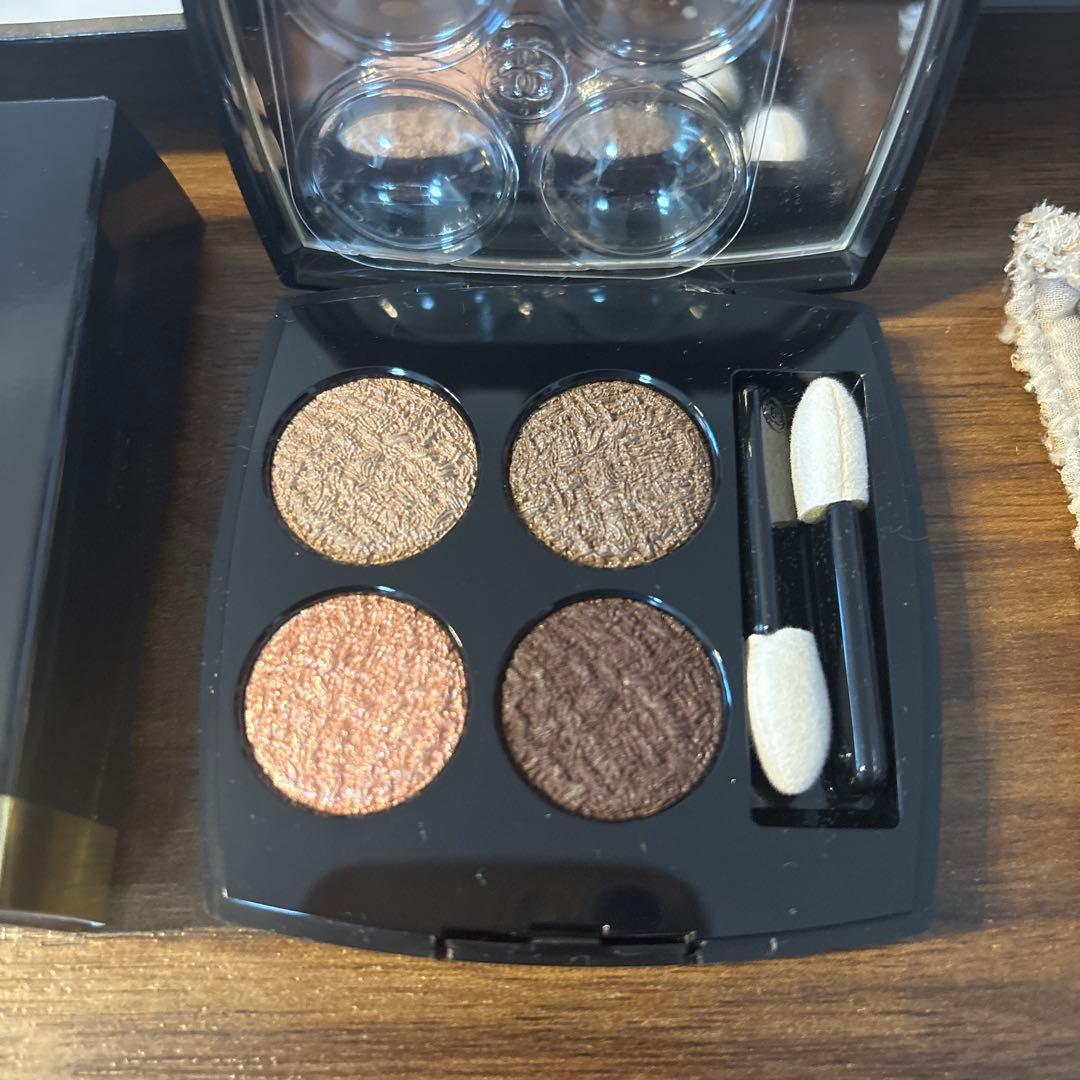 CHANELアイシャドウ レ キャトル オンブル ツイード 04 限定品　未使用 レ キャトル オンブル ツイード 04 ツイード ブラン エ ローズ