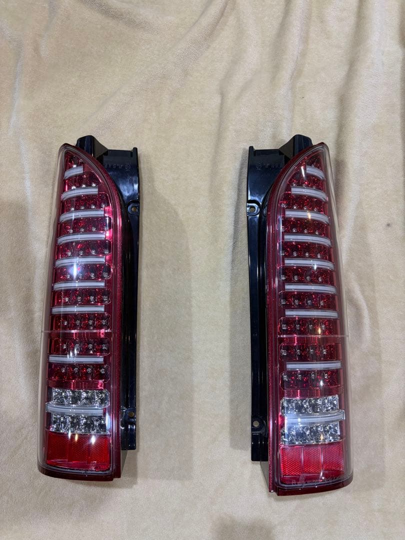 ハイエース　テールランプ 2個セット ハイエース 200系 テールランプ レンズ 純正タイプ 左右セット 配線付