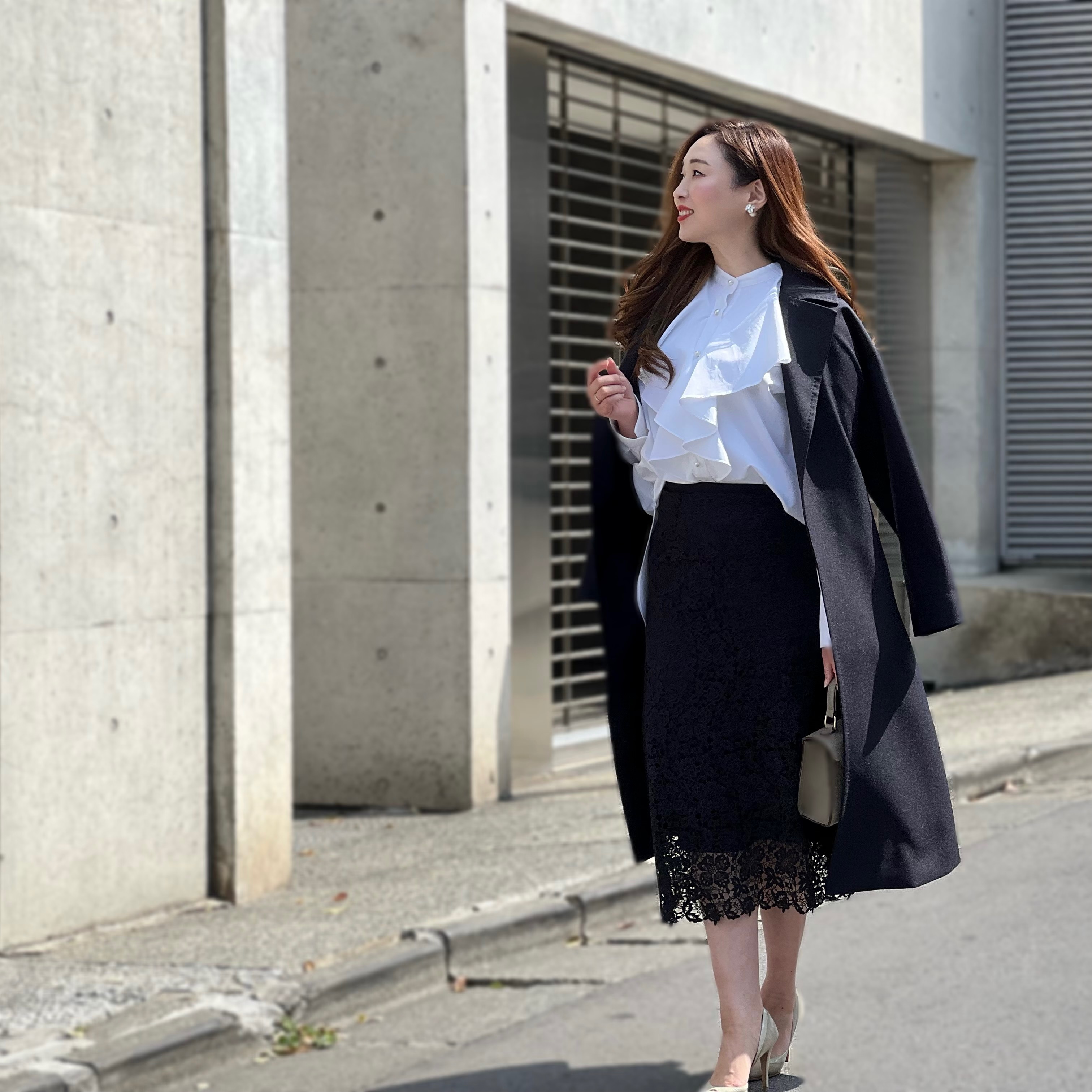 爽やかなネイビー×ホワイトコーデは、レースアイテムでお洒落に知的に
