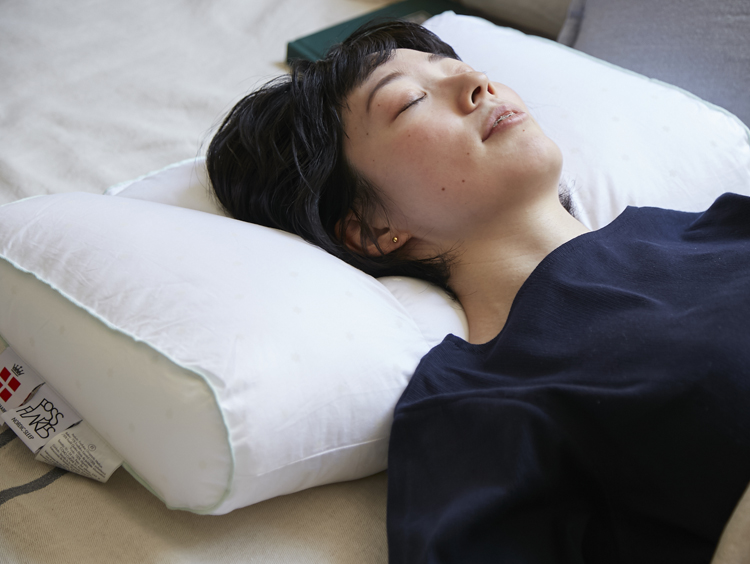 ノルディックスリープ/カイロプラクティックピロー カバー付き M -首に